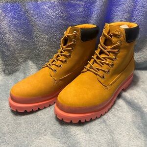 Woman’s work boot Boots with pink accent